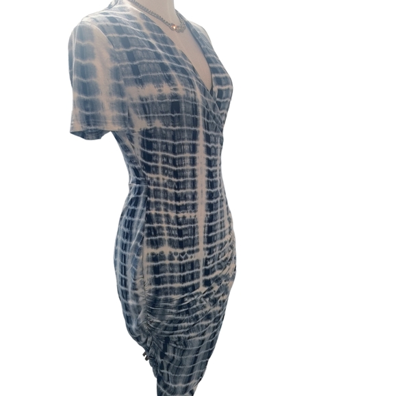 🔥 Faux Wrap Black and Gray Short Sleeved Tie Dye Dress - Picture 4 of 12